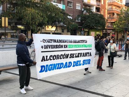 Manifestación a favor de la sanidad pública frente al centro de salud Doctor Trueta de Alcorcón.