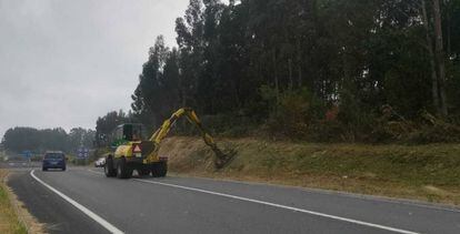 Trabajos de limpieza en las carreteras de titularidad autonómica de Galicia.