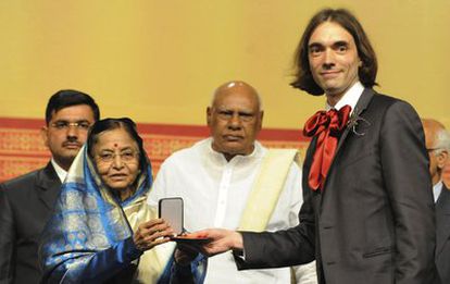 Pratibha Patil, presidenta de India, entrega la medalla Fields Medal a Cédric Villani, del Institut Henri Poincaré de París, durante la inauguración del Congreso Internacional de Matemáticos en Hyderabad.