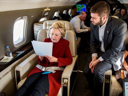 Hillary Clinton trabajaba con el redactor Dan Schwerin en su discurso de la victoria el 7 de noviembre de 2016.