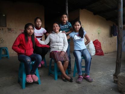 La familia Ventura Corona posa en su casa tras un duro año de convivencia, en Quiché, Guatemala.