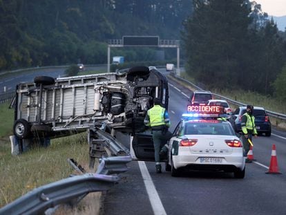 Vista de un aparatoso accidente de tráfico en O Porriño (Pontevedra), en abril de 2021.