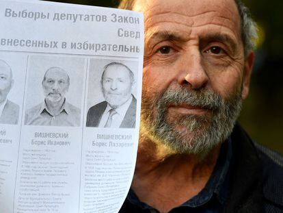 Boris Vishnevsky, del partido liberal Yábloko y candidato a diputado en los comicios legislativos de este fin de semana, muestra la papeleta electoral en la que aparecen dos 'clones'.