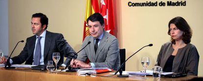 Pablo Cavero, Ignacio Gonz&aacute;lez y Luc&iacute;a Figar, en la rueda de prensa tras el Consejo de Gobierno.