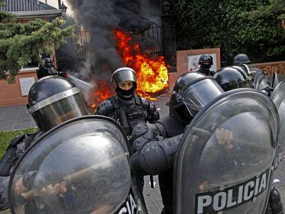 Protesta de trabajadores frente a la residencia de la gobernadora de Santa Cruz, Alicia Kirchner, el 13 de diciembre pasado.