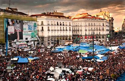Vista general de la Puerta del Sol de Madrid el 21 de mayo de 2011, una semana después de comenzar la protesta del 15-M.