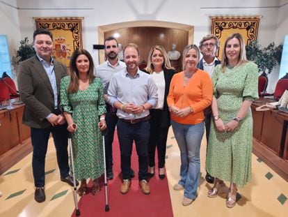 Los concejales del PP de Linares tras conocer la suspensión del pleno para la moción de censura.