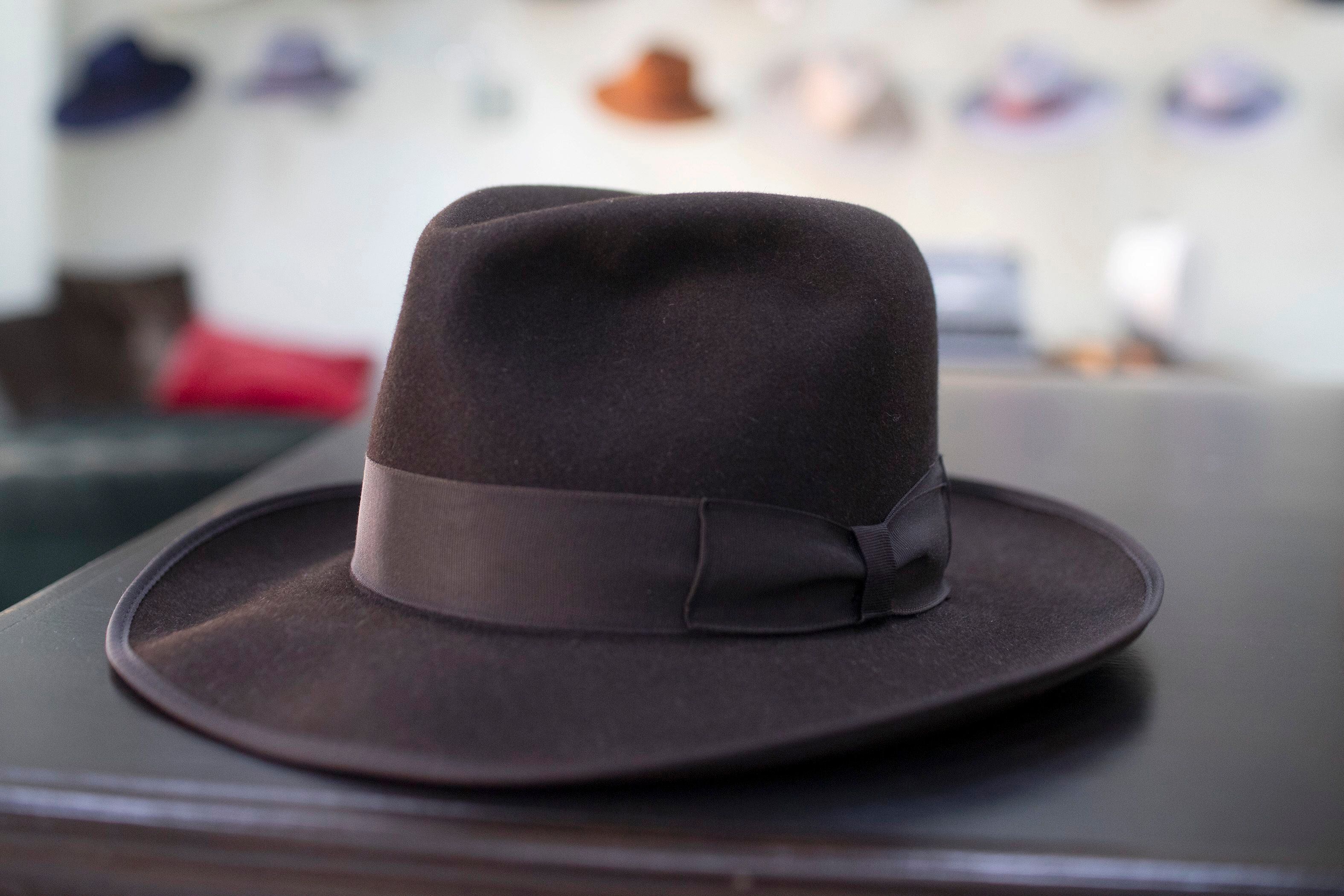 Réplica del sombrero usado en las películas de Indiana Jones, fabricado en la empresa sevillana de sombreros artesanales Fernández y Roche. 