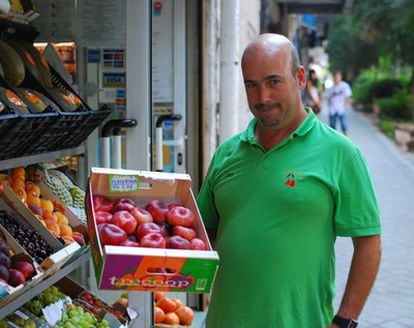 El frutero José Cárdaba saca una nueva caja de platerinas, una fruta que empieza a triunfar en España