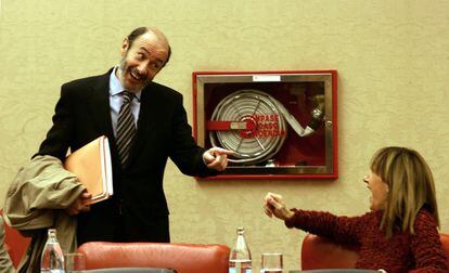 25 de enero de 2005. Begoña Lasagabaster (EA) y Alfredo Pérez Rubalcaba (PSOE), durante una reunión de la Diputación Permanente del Congreso, en la que se trató sobre el llamado "Plan Ibarretxe".