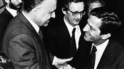 Adolfo Suárez felicita a Xabier Arzallus tras la ratificación en el Congreso del Estatuto de Autonomía vasco.
