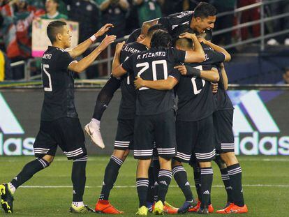 El equipo mexicano celebra el triunfo. 