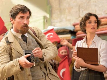 Christian Bale y Charlotte Le Bon, en 'La promesa'.
