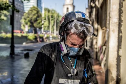 Leonardo es un joven venezolano que se alistó como voluntario. Se vio afectado por el gas lacrimógeno durante una jornada de protestas.