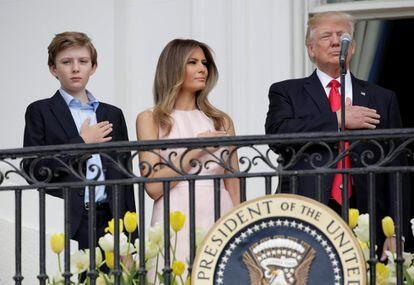 Donald Trump, la primera dama Melania Trump y el hijo de ambos, Barron, durante el Himno Nacional en la celebración anual de Pascua de la Casa Blanca.