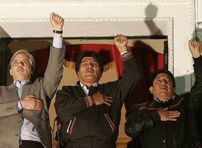 El vicepresidente Álvaro García Linera (izquierda), Evo Morales (centro) y el canciller David Choquehuanca celebran la victoria el domingo en La Paz.