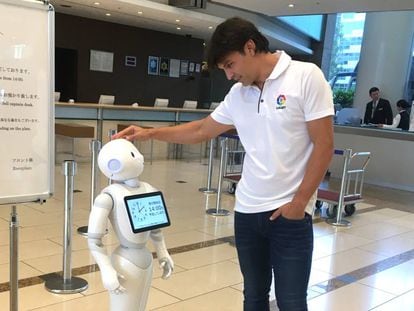Fernando Morientes de visita en Tokio con el robot Pepper, en 2017. 