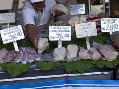 Un vendedor de pescado en un mercado de R&iacute;o de Janeiro.