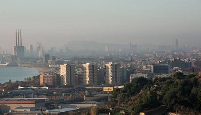 Barcelona cubierta por una densa capa de contaminación atmosférica