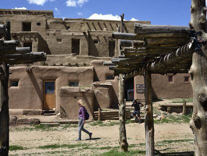 Una turista atraviesa una calle del Pueblo de Taos, en Nuevo México (Estados Unidos).