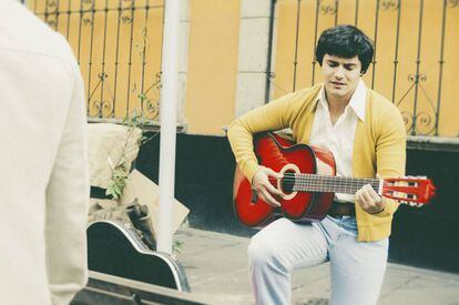Carlos Yorvick como Juan Gabriel joven.