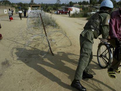 Un militar de la ONU inspecciona una bici en una calle de Bunia, en el este de Congo.