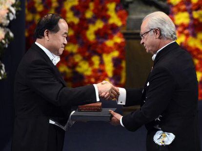 El Nobel de Literatura Mo Yan recibe el galard&oacute;n de manos del rey Gustavo de Suecia.