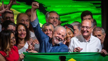 El presidente y vicepresidente electos, Lula da Silva y Geraldo Alckmin, festejan su triunfo electoral frente a los medios, en São Paulo.