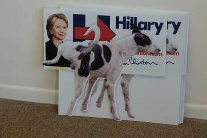 Un cartel de Hillary Clinton en la sede del Partido Republicano en Hillsborough.