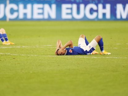 Benito Raman y Malick Thiaw, del Schalke, tras la derrota ante el Arminia.
