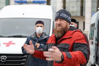 Kadírov habla durante la presentación de nuevas ambulancias en Grozni, el 9 de mayo.