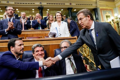 El líder del PP, Alberto Núñez Feijóo, saluda al ministro de Consumo, Alberto Garzón, a su llegada al debate sobre el estado de la nación.