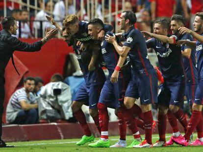 Simeone celebra con sus jugadores uno se los goles del Atlético.