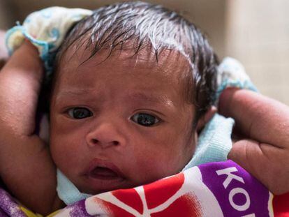 Ezekiel, de seis semanas, posa a la cámara en brazos de su madre en una clínica en Port Vila. Vanuatu 