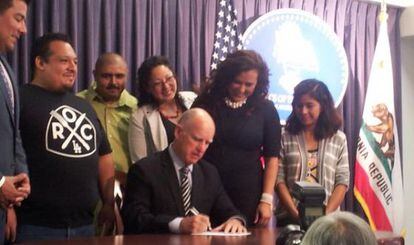 El gobernador de California, Jerry Brown, firma la ley que da derecho a d&iacute;as de enfermedad pagados a los trabajadores.