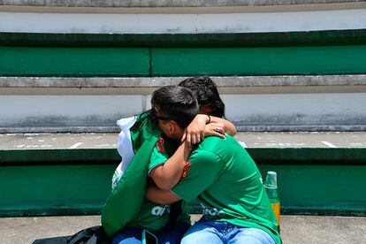 Una pareja se abraza durante un homenaje a los jugadores del Chapecoense en el estadio Arena Conda en Chapecó (Brasil).