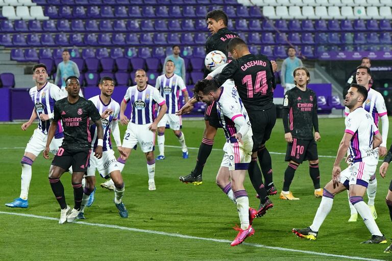 Casemiro remata de cabeza este sábado ante el Valladolid en el gol que supuso la victoria del Real Madrid en el José Zorrilla.