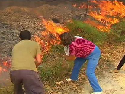 Vecinos de la parroquía de Novás luchan contra el fuego