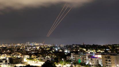 Israel responde con cohetes a un ataque iraní, visto desde la ciudad de Ashkelon.