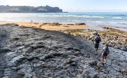 Huellas de dinosaurio en la playa de la Griega, en Colunga (Asturias).