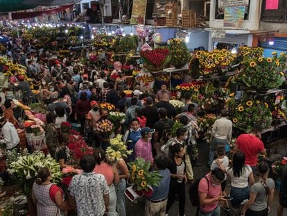 Personas recorren los pasillos del Mercado de Jamaica, en 2022.