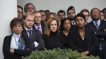 Miembros del equipo de Obama escuchan su discurso este miércoles.