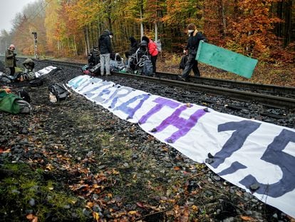 Unos 40 activistas cortaron una línea férrea la semana pasada, coincidendo con la COP 26, cerca de la planta de carbón de Neurath, en Grevenbroich (Alemania), en protesta por la ampliación de las minas de carbón de la zona.