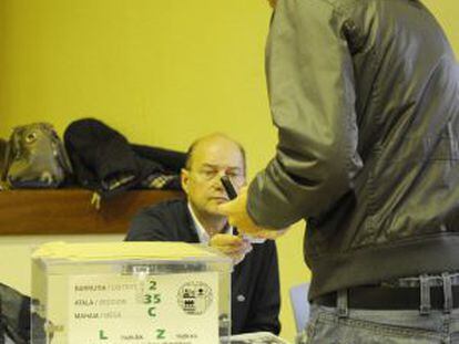 Un joven vota en Vitoria en las elecciones auton&oacute;micas del pasado 21 de octubre.
