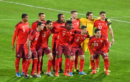 El equipo de Suiza posa antes de un partido.