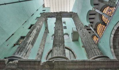 Restos del templo de Augusto sobre un fragmento del podio en el Centro Excursionista de Cataluña.