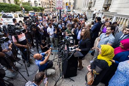 La fiscal de Baltimore Marilyn Mosby se dirige a los medios tras la vista que ha anulado la condena de Adnan Syed.
