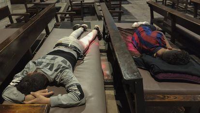 Menores durmiendo en la iglesia de Santa Anna.