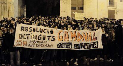 Centenares de vecinos se manifestaron este viernes por las calles de Valencia en solidaridad con el barrio de Gamonal.