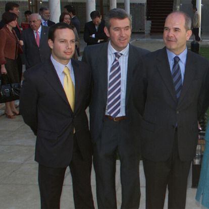 El vicepresidente Manuel Chaves, junto a uno de sus hermanos y su hijo Iván (izquierda).